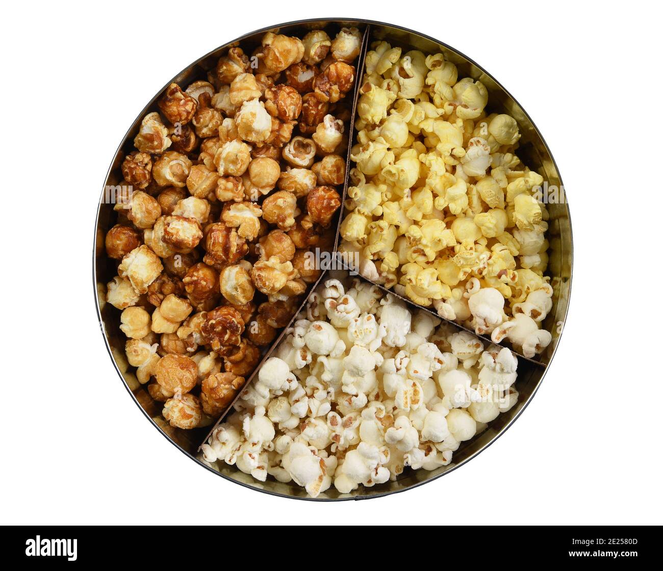 Tre diversi stili di popcorn, burro, formaggio e caramello, in una latta rotonda. Angolo alto isolato su bianco. Foto Stock