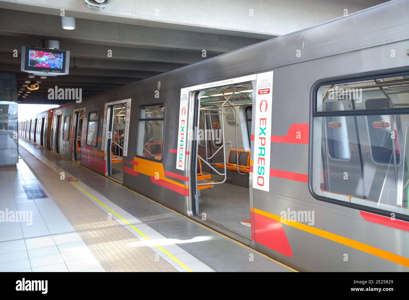 Santiago del Cile, Regione Metropolitana, Cile, Sud America - Stazione e treno del sistema di trasporto Metro de San Foto Stock