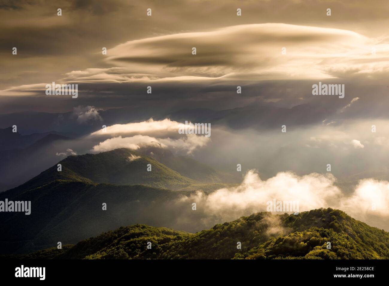 Italia Liguria - Vista delle Alpi Ligure dalla vetta del Monte Carmo lungo l'alta Via dei Monti Liguri, tappa 13 da Giogo di Giustenice a Gioco di Toirano. Foto Stock