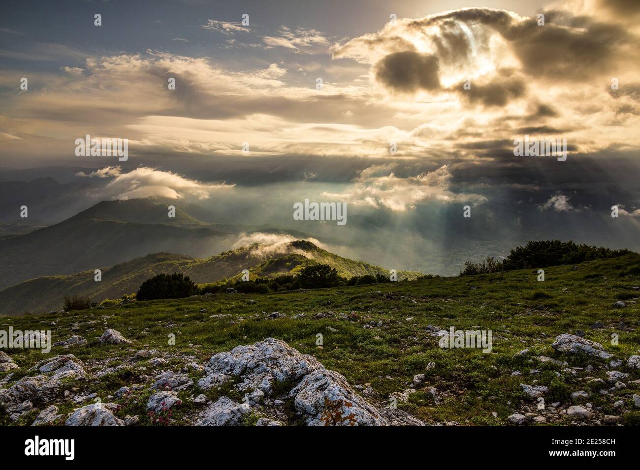 Italia Liguria - Vista delle Alpi Ligure dalla vetta del Monte Carmo lungo l'alta Via dei Monti Liguri, tappa 13 da Giogo di Giustenice a Gioco di Toirano. Foto Stock