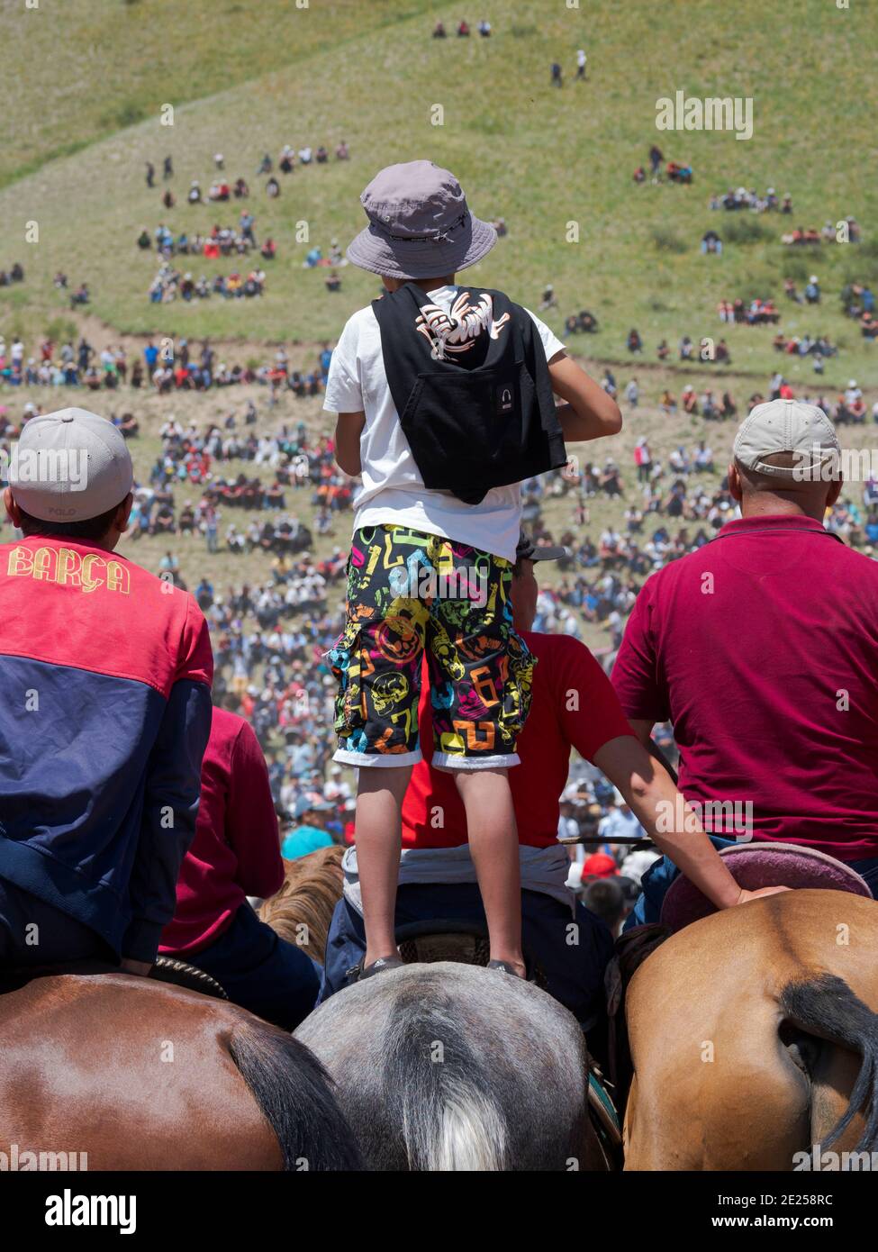 Spettatori. Kuresh, wrestling tradizionale kirghizo. Festa popolare e dello sport sulla pianura di Suusamyr commemorando il sig. Koshomkul, sportivo e folk lui Foto Stock