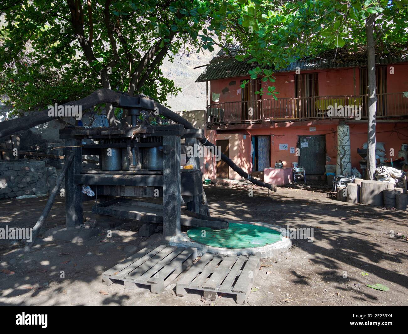 Pressa tradizionale per canna da zucchero. Valle Ribeira do Paul sull'isola di Santo Antao, Capo Verde nell'atlantico equatoriale. Aprile Foto Stock