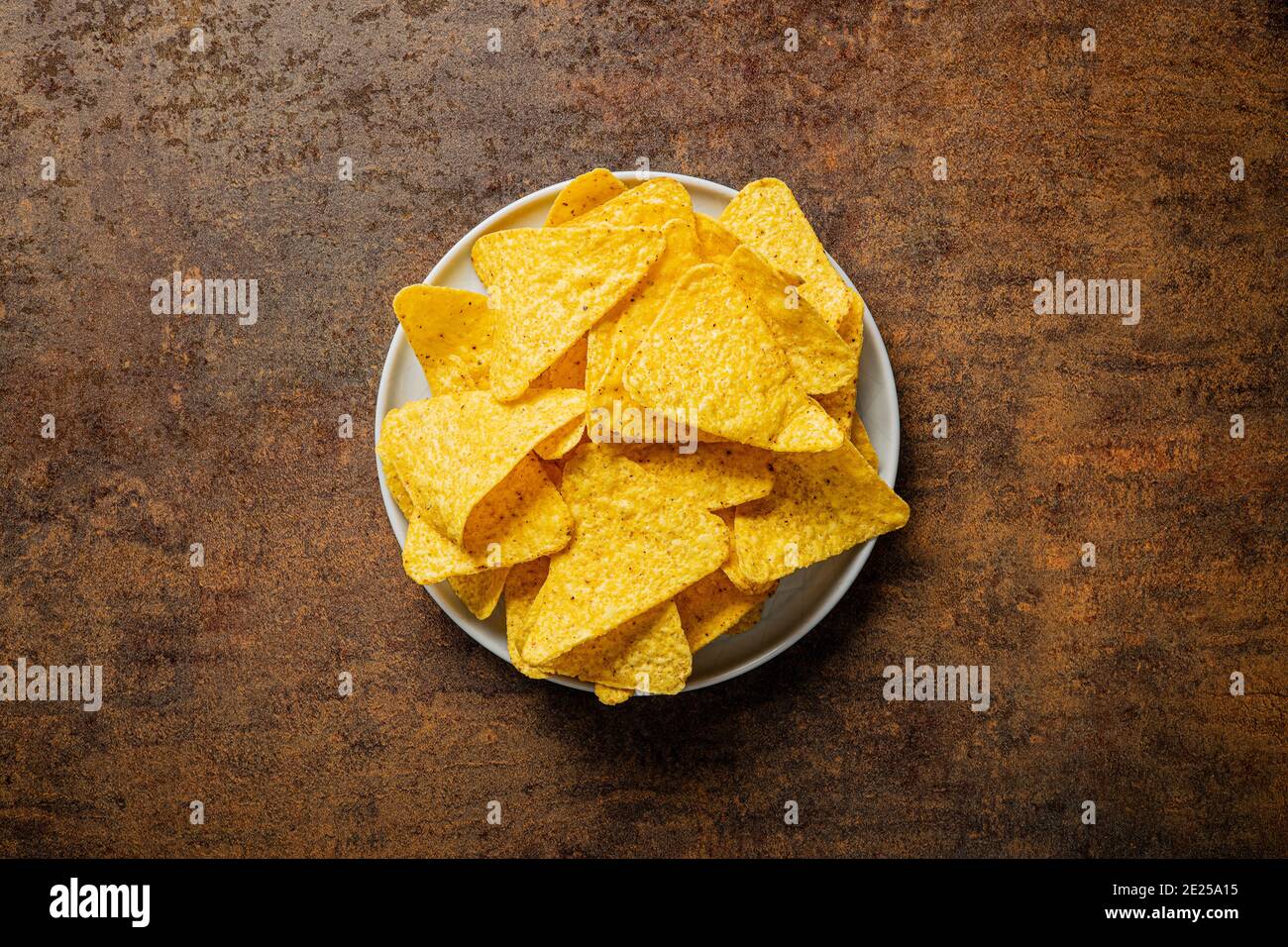 Tortilla chip. Nacho messicano chip su piatto. Vista dall'alto. Foto Stock