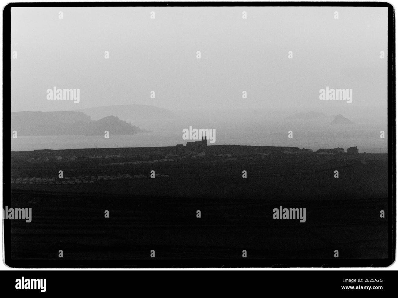Cornovaglia Inghilterra costa britannica guardando a sud con la chiesa parrocchiale di Tintagel. Tintagel o Trevena (Cornovaglia: Tre guerra Venydh significa villaggio su una montagna) è una parrocchia civile e villaggio situato sulla costa atlantica della Cornovaglia, Inghilterra. Il villaggio e il vicino Castello di Tintagel sono associati con le leggende che circondano Re Artù e negli ultimi tempi è diventato un'attrazione turistica Foto Stock