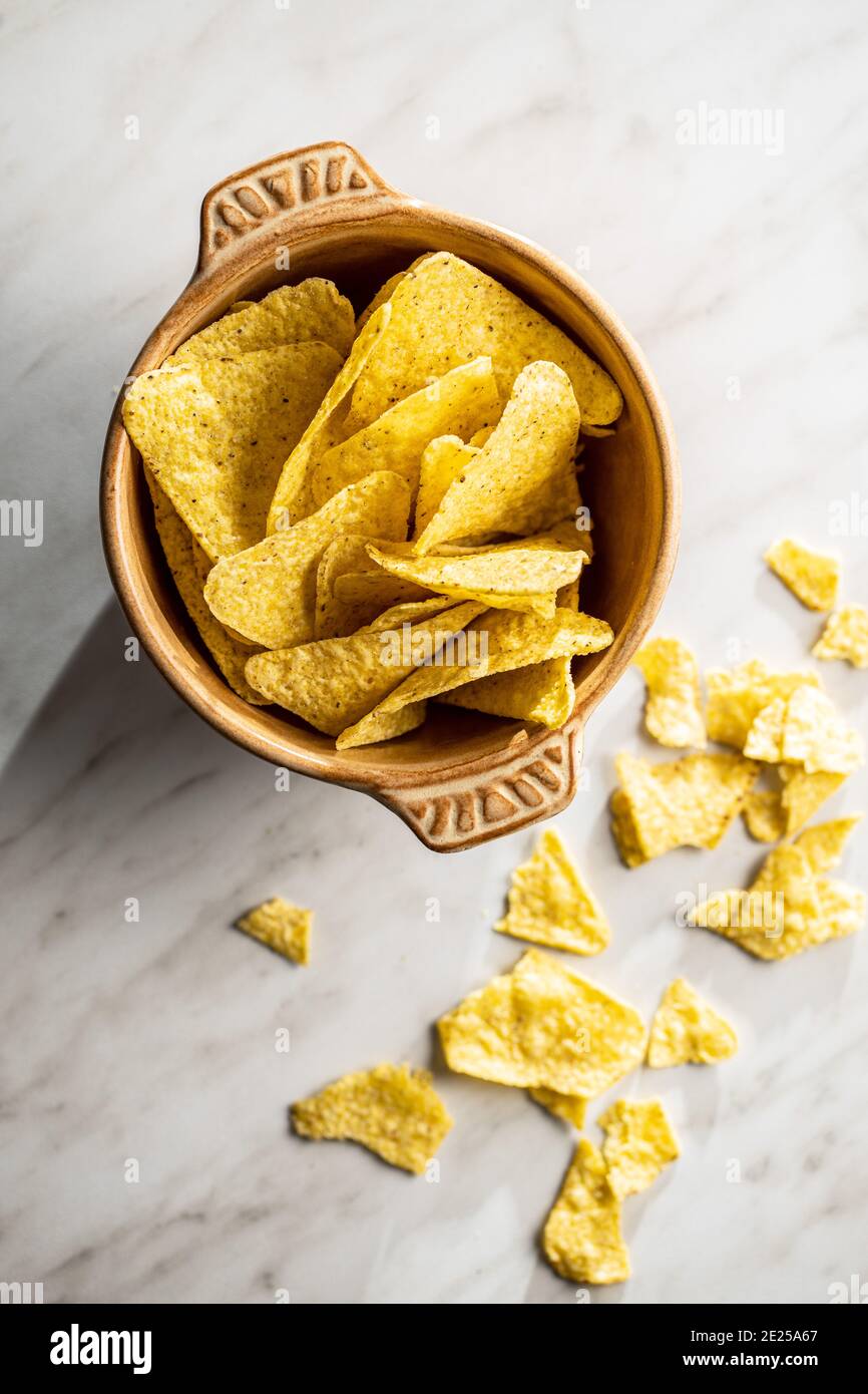 Tortilla chip. Nacho messicano chip in ciotola. Vista dall'alto. Foto Stock