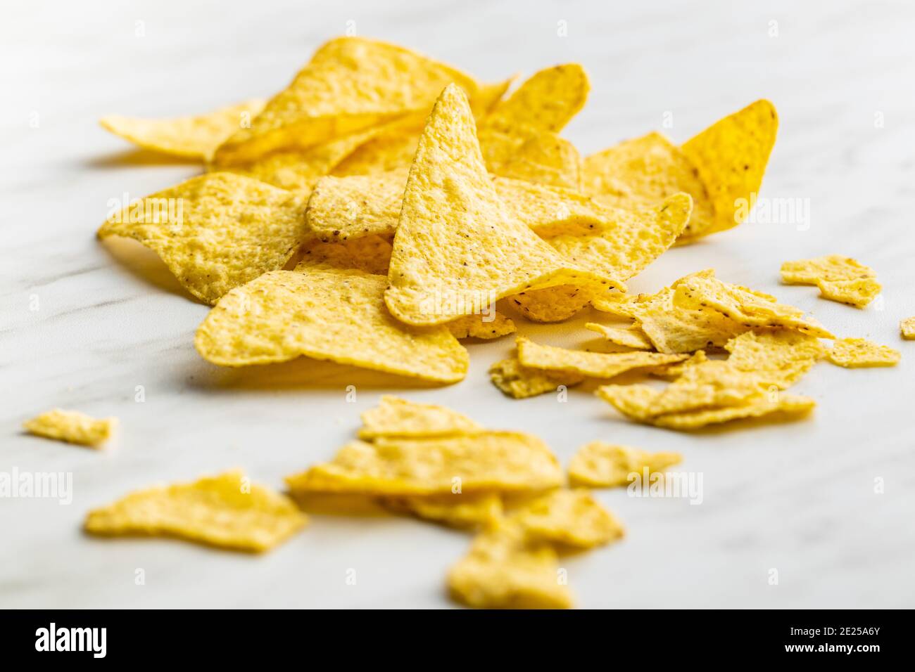 Tortilla chip. Nacho messicano chip sul tavolo da cucina. Foto Stock