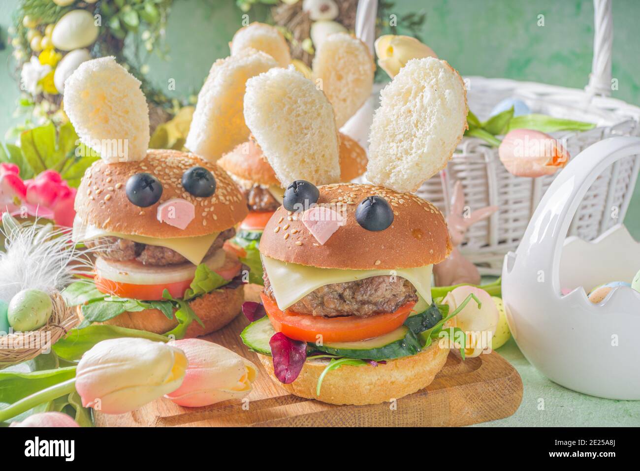 Deliziosi hamburger freschi fatti in casa per la festa di Pasqua dei  bambini. Hamburger creativi sotto forma di conigli, con museruola e  orecchie divertenti, con deco pasquale Foto stock - Alamy