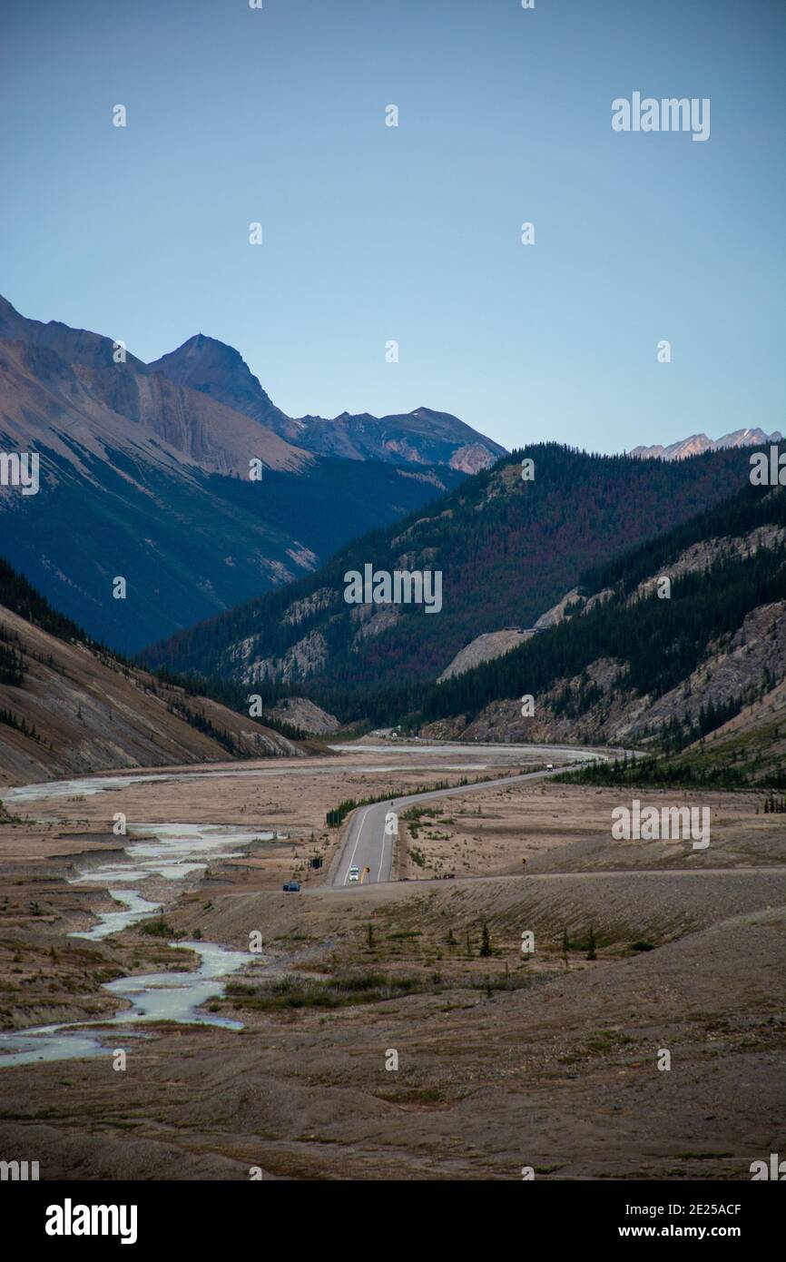 Bellissimo scatto di una strada attraverso le montagne coperte di verde Foto Stock