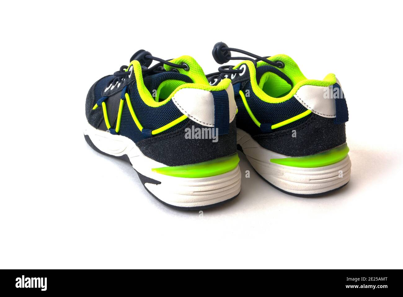 Paio di sneaker sportive blu scuro per bambini ragazzo Foto Stock