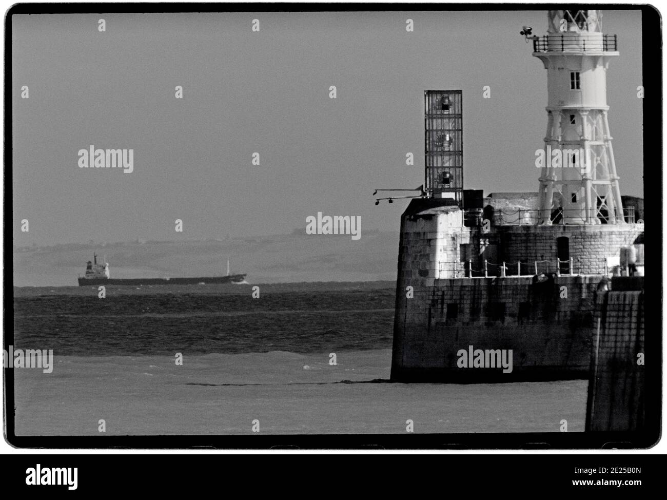Canale Inglese che guarda a Cap Gris Nez Francia 1996 da dover Docks che guarda alla Costa Francese. Foto Stock