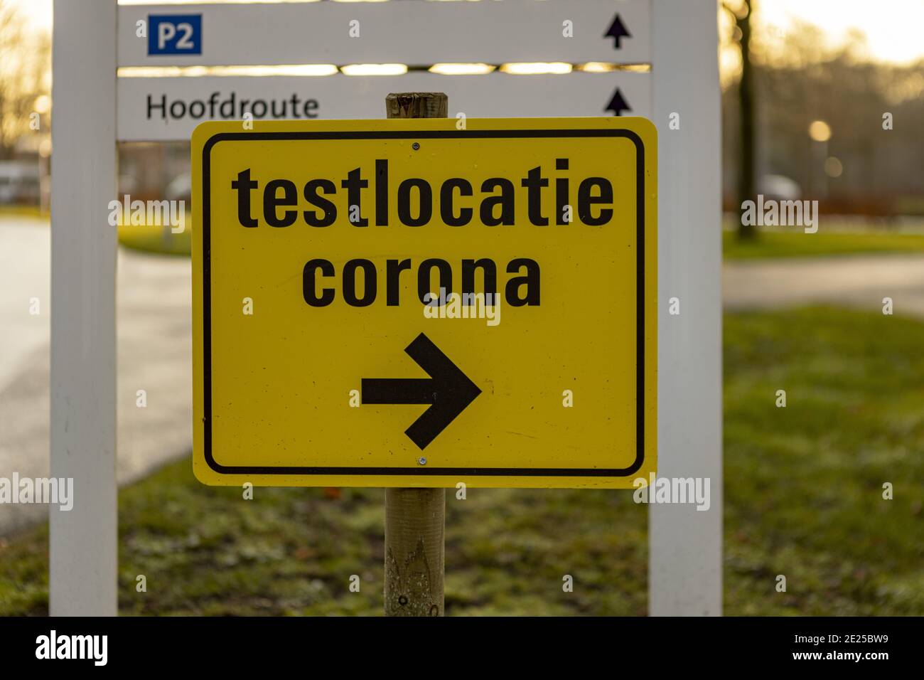 ZUTPHEN, PAESI BASSI - 01 gennaio 2021: Cartello di puntamento locale che indirizza le persone verso la postazione di test COVID-19 mobile temporanea Foto Stock