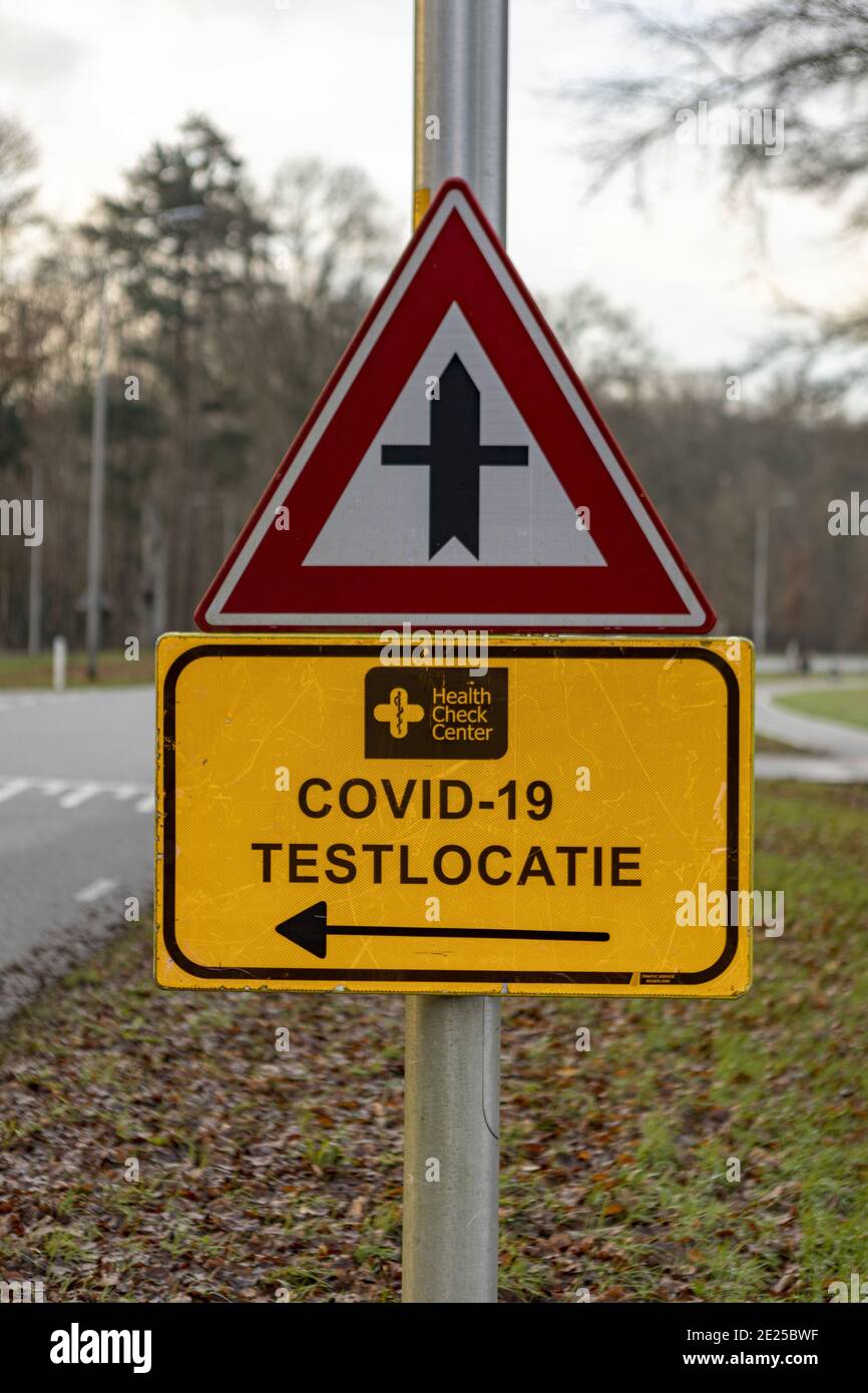 ZUTPHEN, PAESI BASSI - 01 gennaio 2021: Segnale stradale temporaneo direzionale che punta a una sede di test COVID-19 Foto Stock
