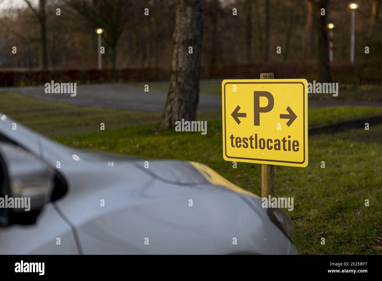 ZUTPHEN, PAESI BASSI - 01 gennaio 2021: Auto parcheggiata nel parcheggio con un cartello che indica che è riservata ai visitatori della sede di test COVID-19 Foto Stock