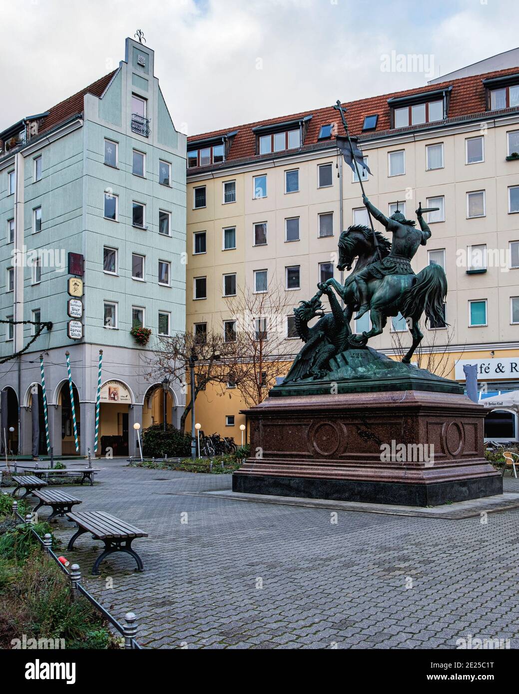 San Giorgio e il drago, scultura in bronzo nel centro storico di Nikolaiviertel, Mitte, Berlino, Germania Foto Stock