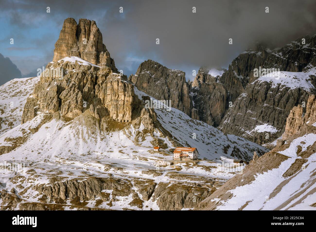 Una foto della Loggia Locatelli sotto la Torre di Toblin, vicino Cortina d'Ampezzo e le tre Cime di Lavaredo, patrimonio dell'umanità dell'UNESCO nell'Ita Foto Stock