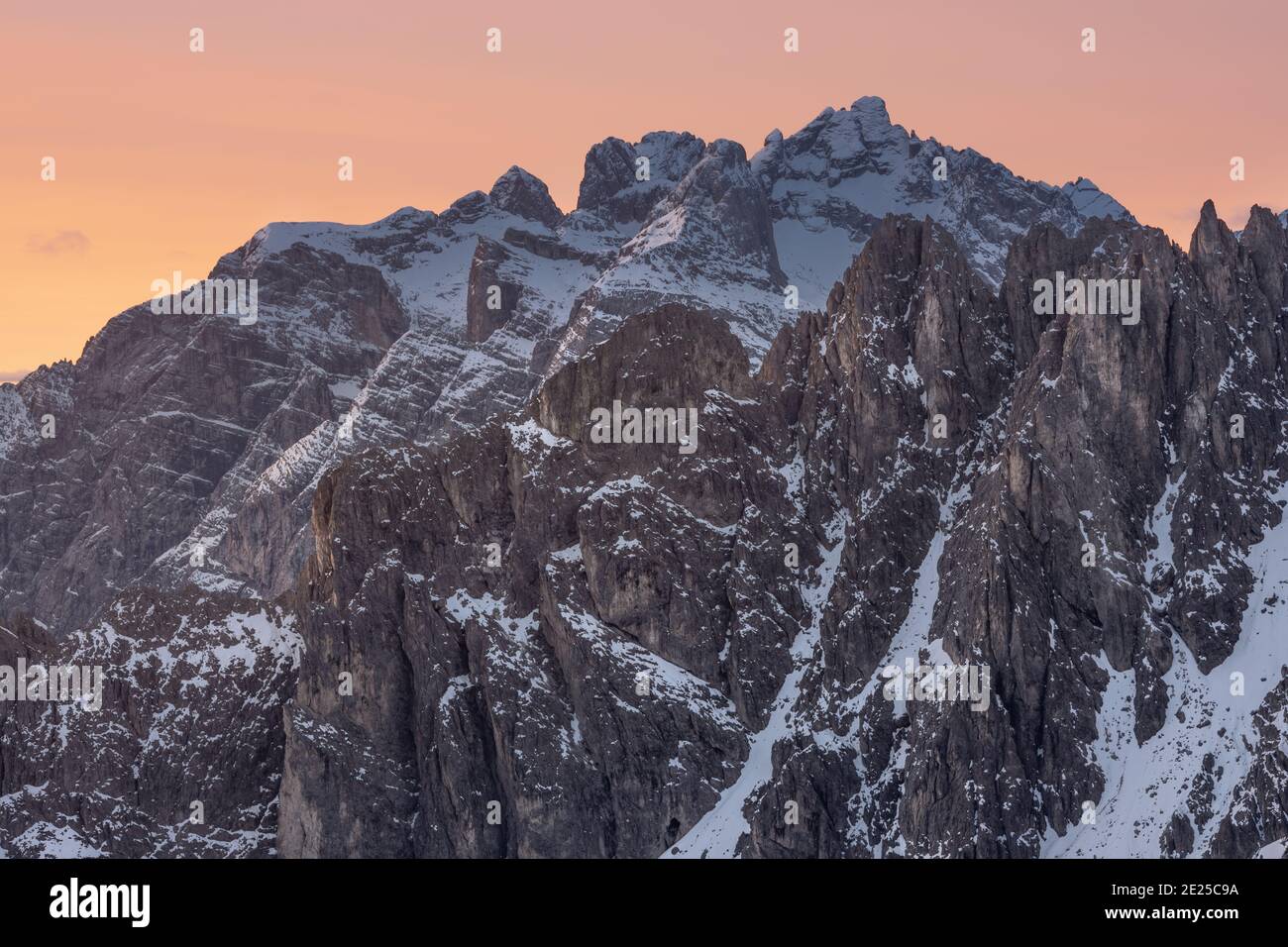 Una foto della catena montuosa dei Cadini di Misurina, all'alba, vicino a Cortina d'Ampezzo, nelle Dolomiti italiane Foto Stock