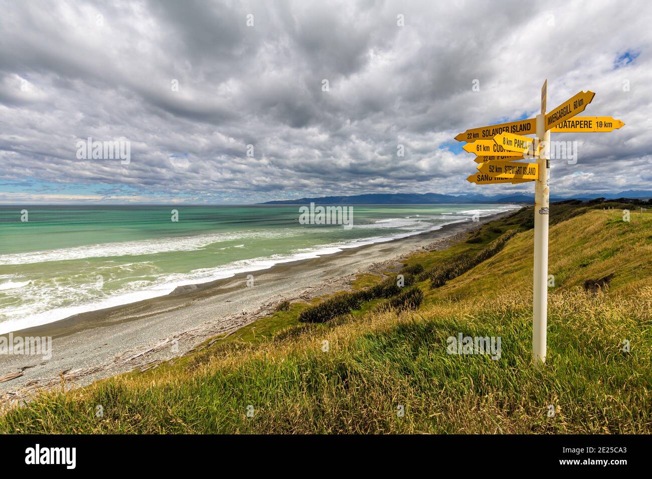 Segnale che indica la distanza da vari luoghi in Nuova Zelanda Foto Stock