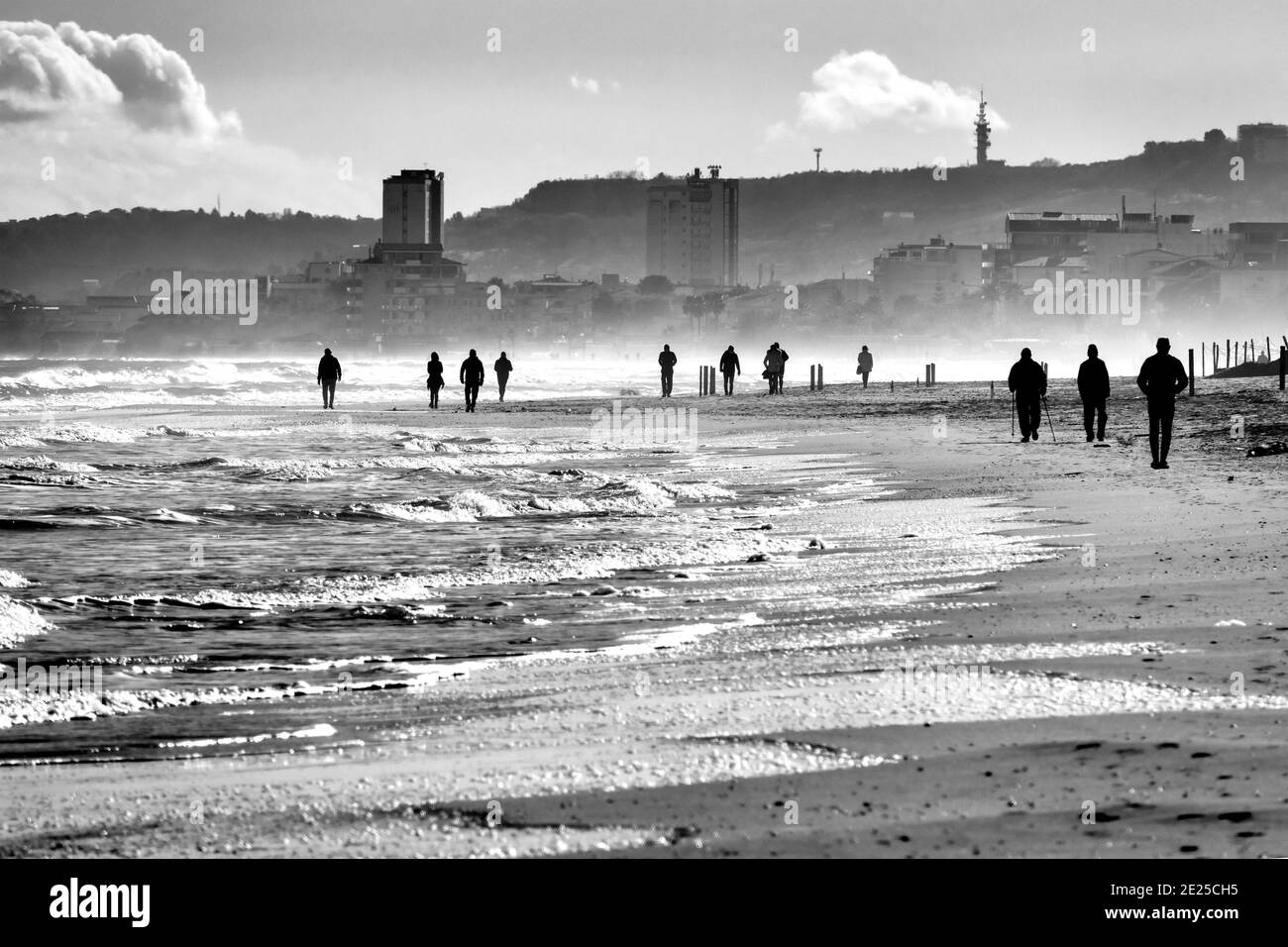 Scenario invernale cinematografico sul mare di Silvi Marina, Italia Foto Stock