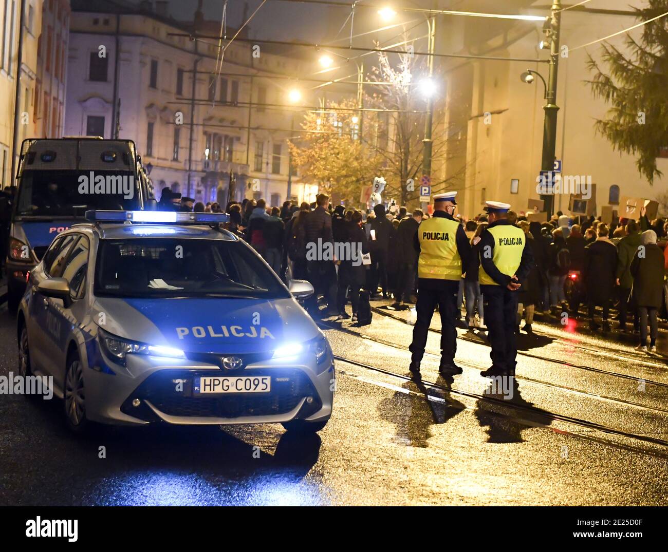 La presenza della polizia è stata vista davanti alla Curia durante la protesta contro lo Sciopero delle donne a Cracovia. UNA protesta contro l'arcivescovo Marek Jedraszewsk è stata organizzata davanti al quartier generale della Curia a Cracovia dallo Sciopero delle donne polacche in risposta al rafforzamento della legge sull'aborto e alla occultamento della pedofilia nella chiesa cattolica. Foto Stock