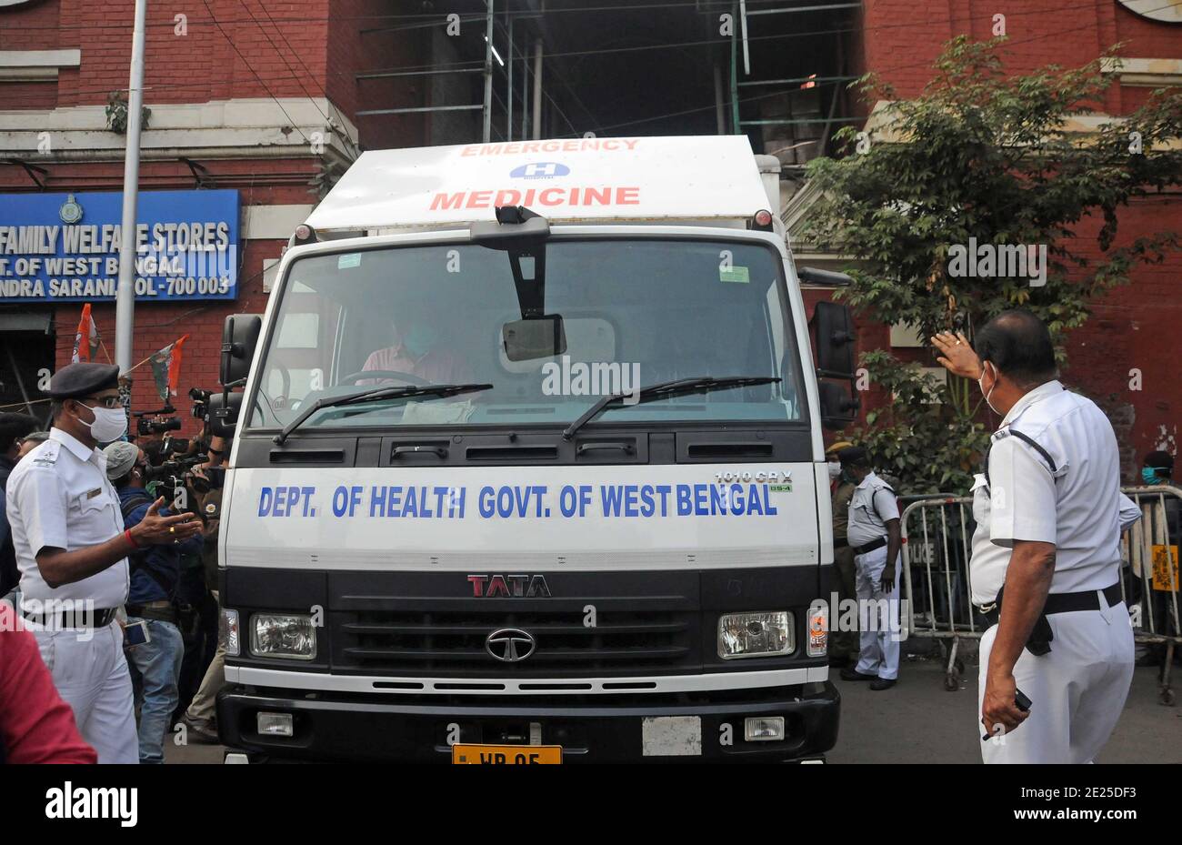 Kolkata, India. 12 gennaio 2021. Il vaccino di Covisield è arrivato nei negozi di medicina centrale a Kolkata. (Foto di Ved Prakash/Pacific Press) Credit: Pacific Press Media Production Corp./Alamy Live News Foto Stock