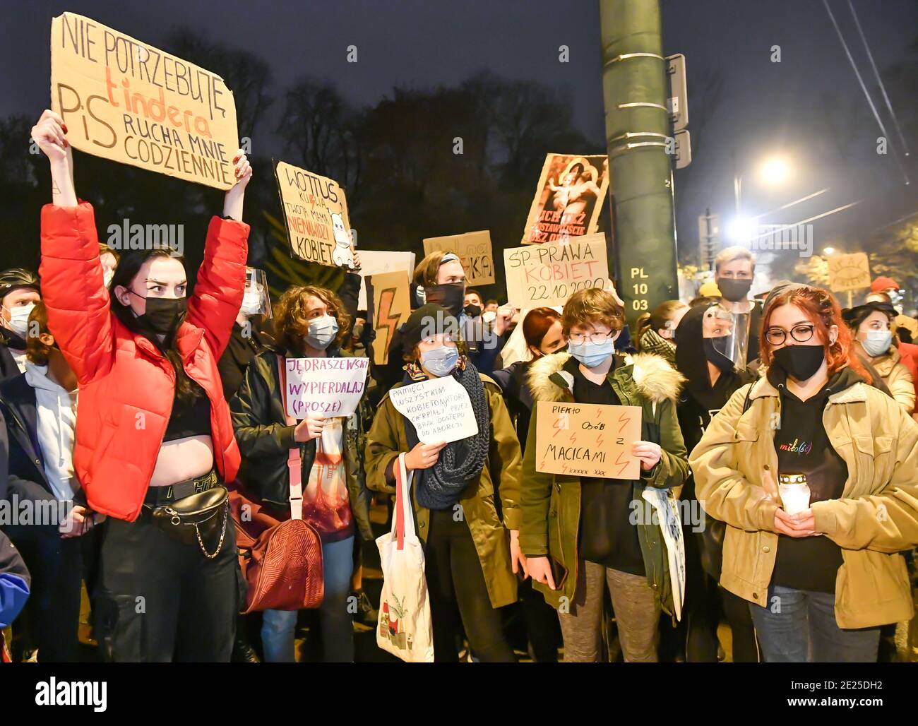 Cracovia, Malopolska, Polonia. 2 Nov 2020. I manifestanti esibiscono un cartello durante la protesta contro lo Sciopero delle donne a Cracovia.UNA protesta contro l'arcivescovo Marek Jedraszewsk è stata organizzata davanti al quartier generale della Curia a Cracovia dallo sciopero delle donne polacche in risposta al rafforzamento della legge sull'aborto e alla occultamento della pedofilia nella chiesa cattolica. Credit: Alex Bona/SOPA Images/ZUMA Wire/Alamy Live News Foto Stock