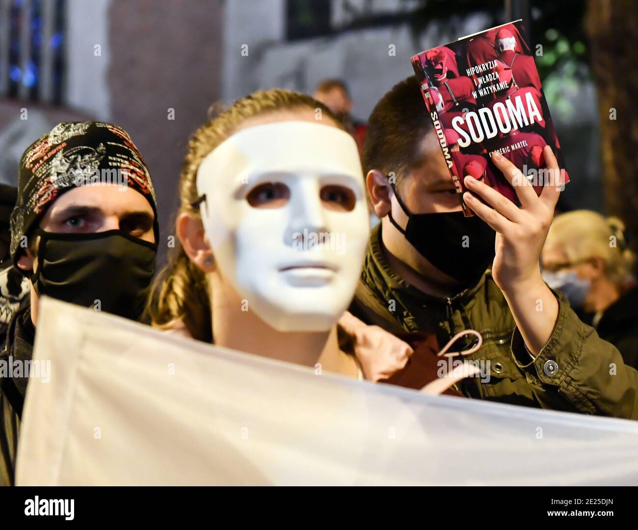 2 novembre 2020, Cracovia, Malopolska, Polonia: Un protestante è visto indossare una maschera e un altro a destra mostra un libro intitolato ''SODOMA'' durante la protesta a Cracovia..UNA protesta contro l'arcivescovo Marek Jedraszewsk è stato organizzato di fronte al quartier generale della Curia a Cracovia da tutto-Polonia Women's Strike in risposta al serraggio della Legge sull'aborto e nascondere la pedofilia nella chiesa cattolica. (Credit Image: © Alex Bona/SOPA Images via ZUMA Wire) Foto Stock
