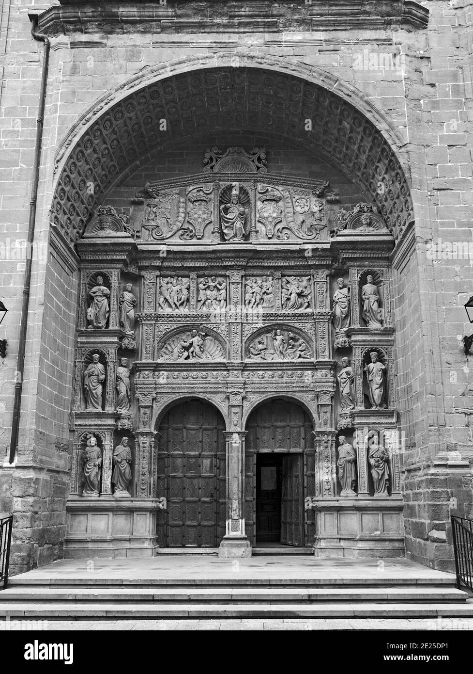 Il XVI secolo portale scolpito di San Tommaso Apostolo chiesa in Haro, La Rioja, Spagna Foto Stock