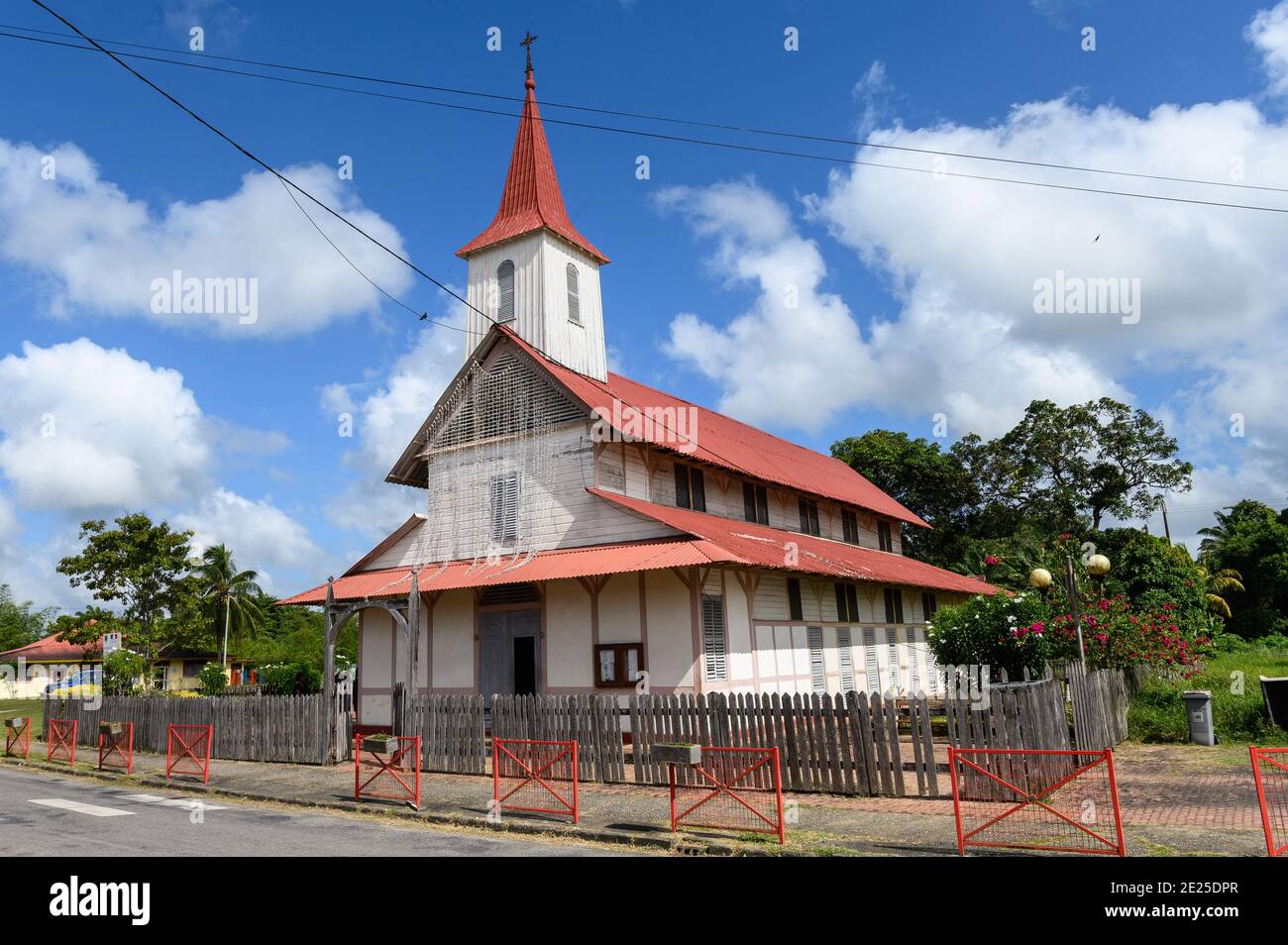 Guiana Francese, Iracoubo: Facciata della Chiesa di San Giuseppe. Gli affreschi e le illuminazioni di questo edificio in legno sono opera del molo dei detenuti Foto Stock