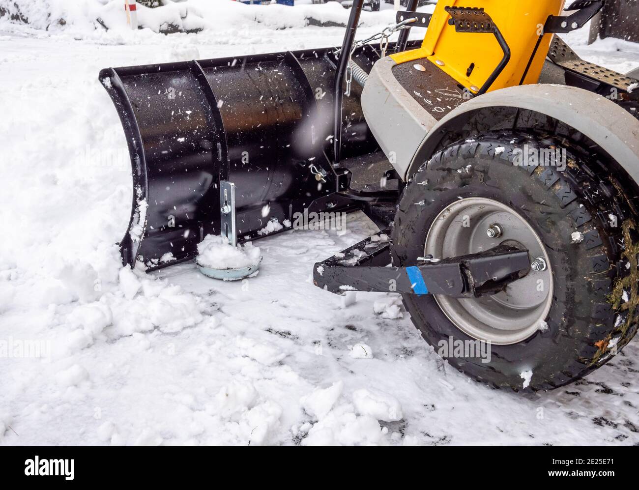Servizio invernale in azione dopo la neve fresca Foto Stock