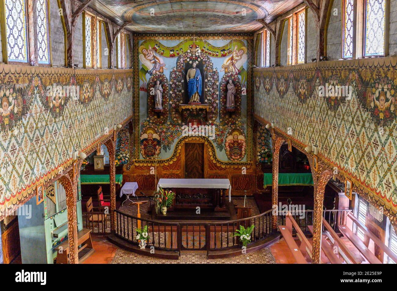Guiana francese, Iracoubo: Interno della Chiesa di San Giuseppe. Gli affreschi e le illuminazioni di questo edificio in legno sono opera del condannato Pi Foto Stock