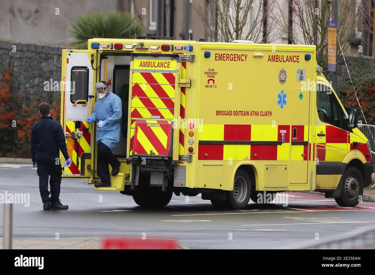 Un'ambulanza arriva al Mater Hospital di Dublino, durante la terza chiusura nazionale dell'Inghilterra per frenare la diffusione del coronavirus. Foto Stock