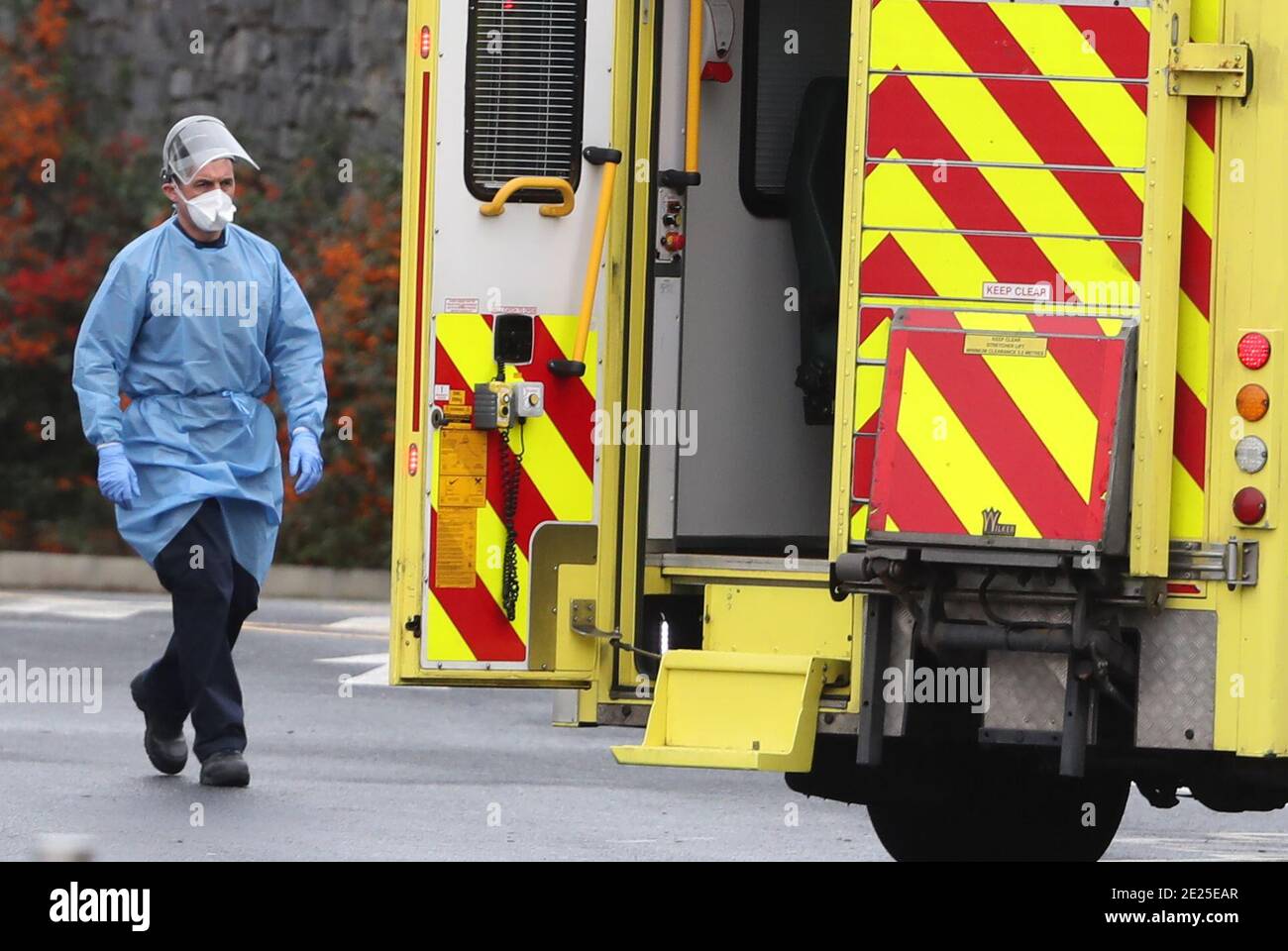 Un paramedico si trova accanto a un'ambulanza presso il Mater Hospital di Dublino, durante il terzo blocco nazionale inglese per frenare la diffusione del coronavirus. Foto Stock