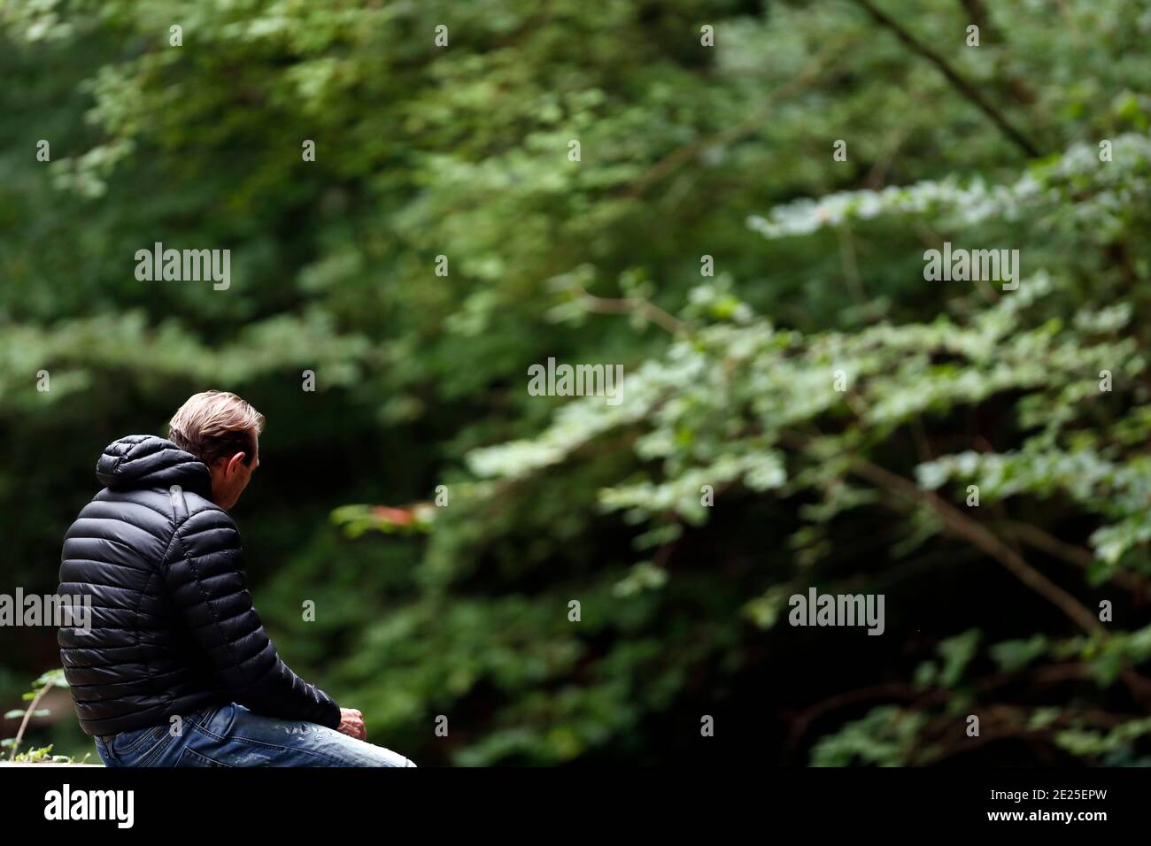 Giovane uomo che prega da solo in natura. Francia. Foto Stock