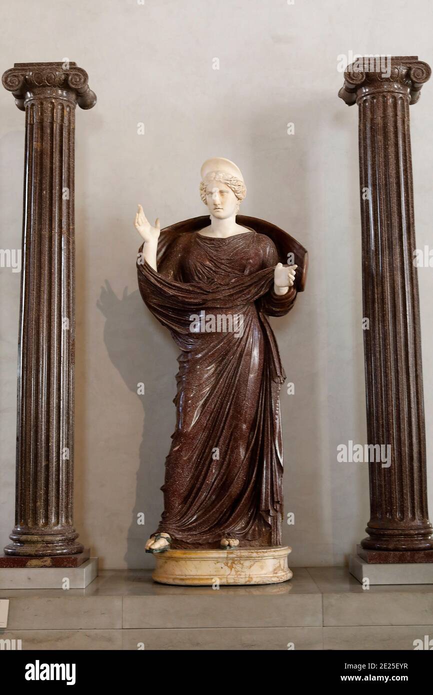 Museo del Louvre, Parigi, Francia. Donna che prega tra due colonne ioniche, porfido, con restauri in marmo antico. Foto Stock