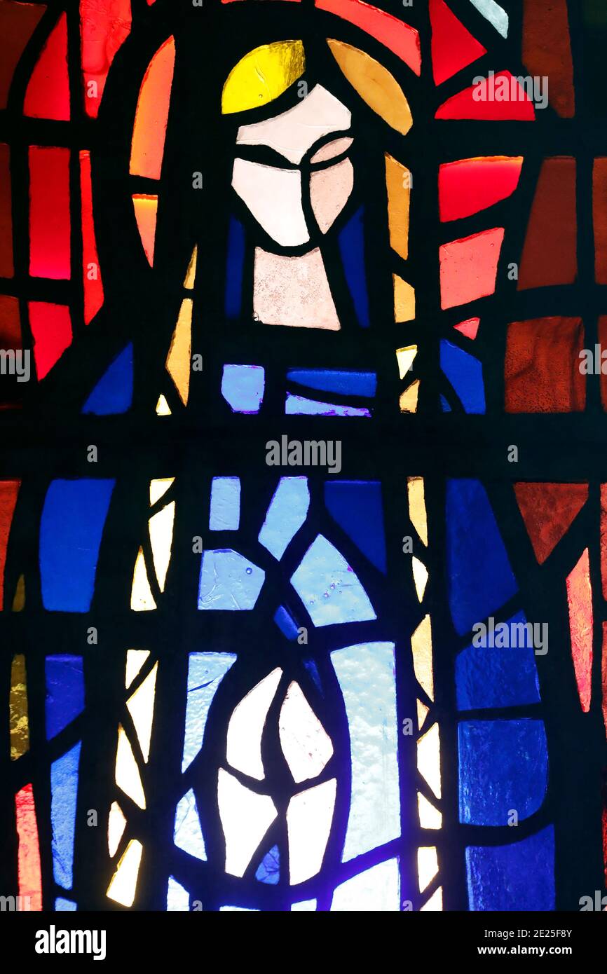 Chiesa di Sainte Genevieve. Finestra in vetro colorato. Genevieve, il santo patrono di Parigi. Annecy. Francia. Foto Stock
