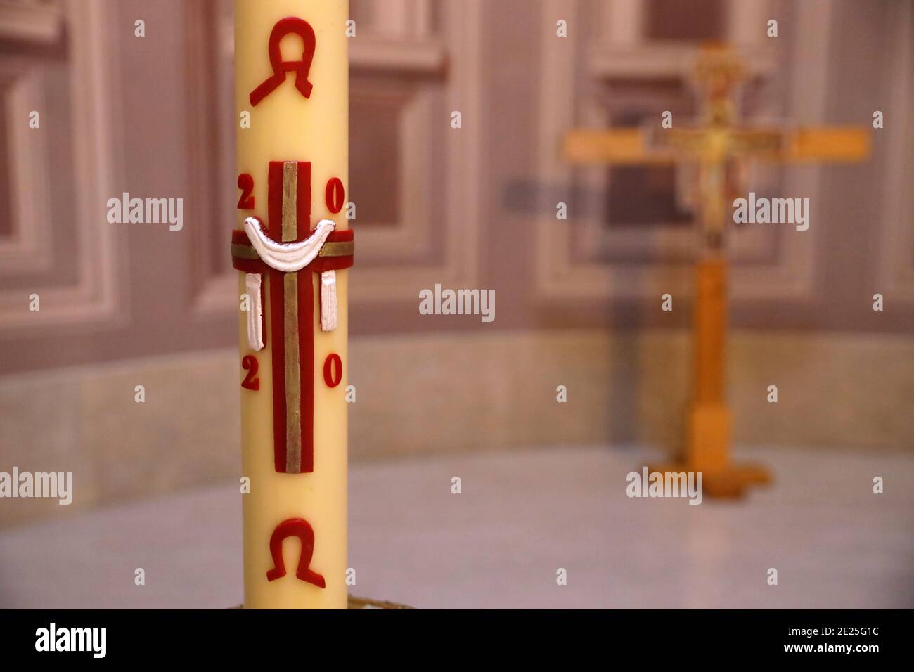 Chiesa cattolica. Candela pasquale. Una nuova candela pasquale è benedetta e accesa ogni anno a Pasqua. Francia. Foto Stock