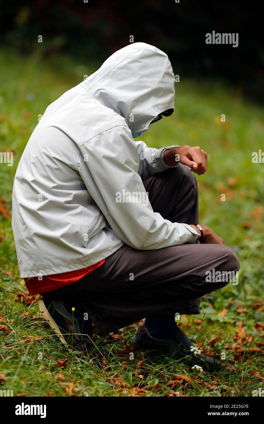 Giovane uomo che prega da solo in natura. Francia. Foto Stock