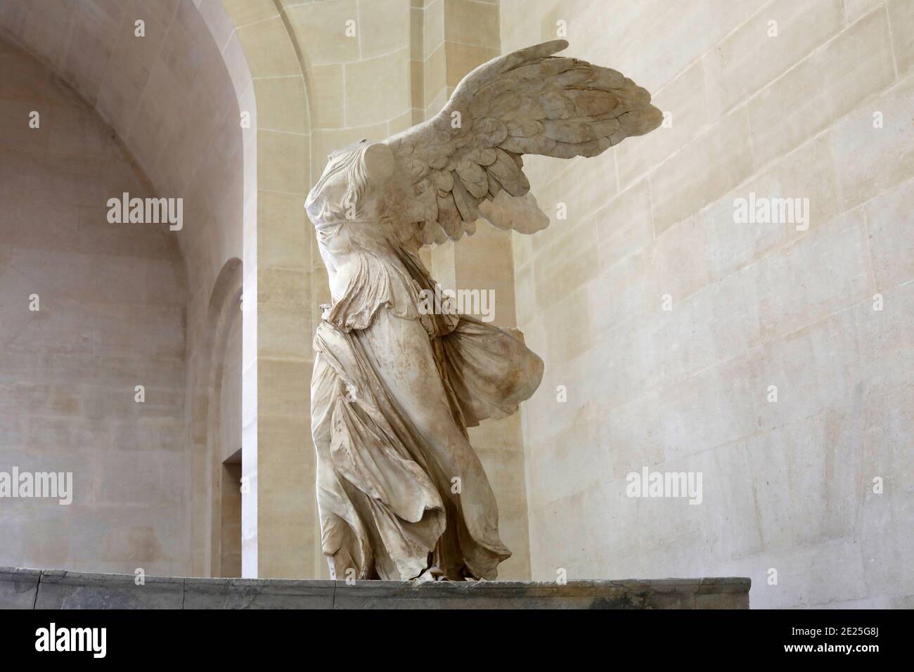 Museo del Louvre, Parigi, Francia. La vittoria alata di Samotracia. Marmo Pariano (statua), marmo rodiese di Larros (base), II secolo a.C. Foto Stock