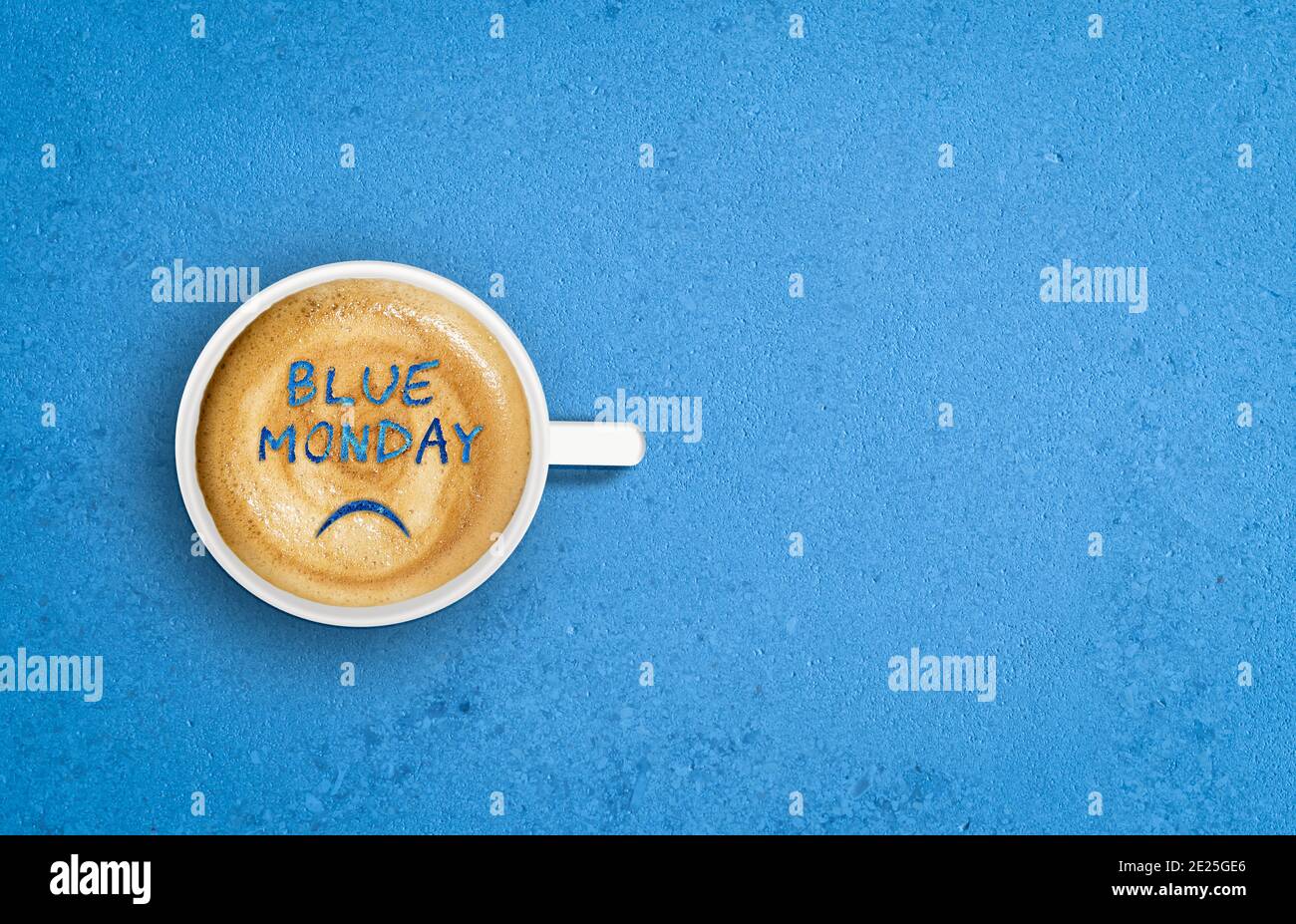 Sade faccia in tazza di caffè. Concetto di lunedì blu. Foto Stock