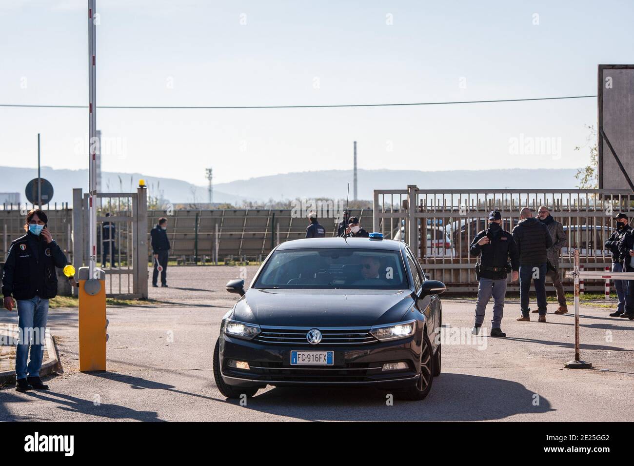 Un ospite visto arrivare all'ingresso del sito. Ministro della Giustizia italiano Alfonso Bonafede e Procuratore antimafia Nicola Gratteri, insieme al procuratore di Vibo Valentia, Camillo Falvo, E personalità di rilievo hanno effettuato un'ispezione del sito del nuovo locale bunker nell'area industriale (Area ex Sir) di Lamezia Terme. Il 13 gennaio 2021, la sala bunker, dotata di più di 600 spazi, ospiterà il maxi-processo Rascita-Scott, contro la mafia calabrese (‘ndrangheta), contro più di 450 sospetti, che colpiscono la criminalità organizzata in Italia e all'estero. Foto Stock