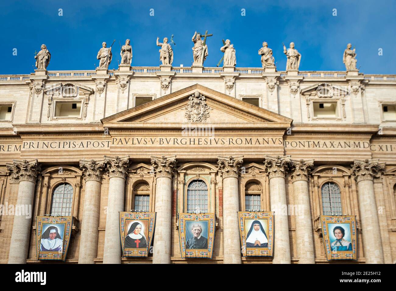 Arazzi della nuova Santa (da L) Brazilian Dulce Lopes Pontes, Giuseppina Vannini, inglese John Henry Newman, indiana Maria Teresa Chiramel Foto Stock