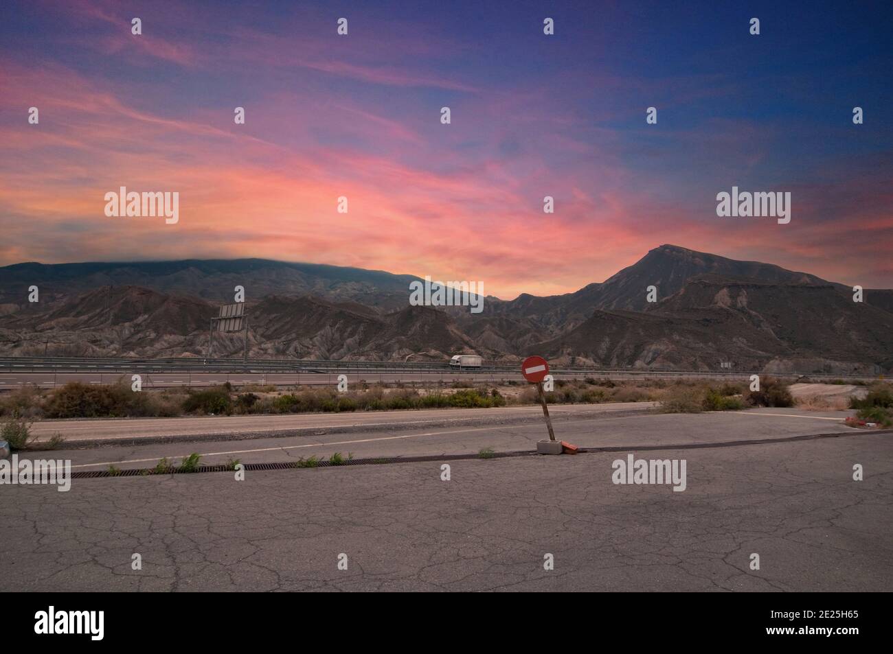Splendido paesaggio con cielo e montagne incredibili nel deserto di Tabernas, Andalusia, Spagna Foto Stock
