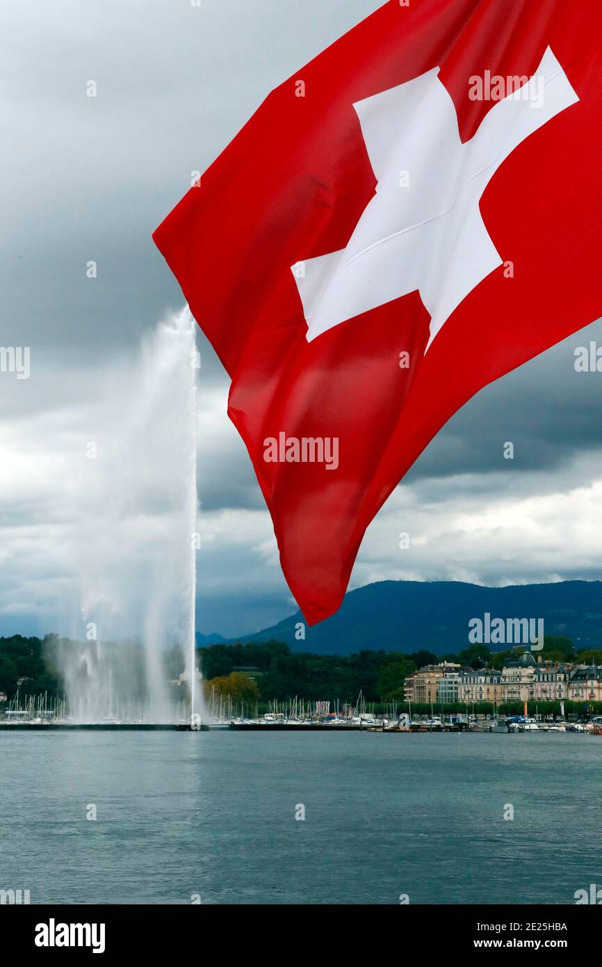Bandiera svizzera e Jet d'Eau, la fontana più alta del mondo, sul Lago di Ginevra (Lago Leman). Foto Stock