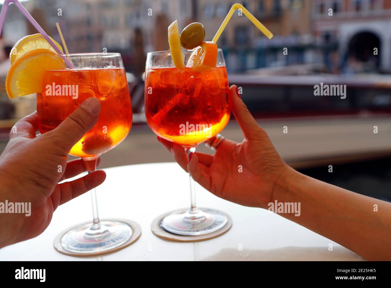 Donna e uomo che bevono un Aperol Spritz. Foto Stock