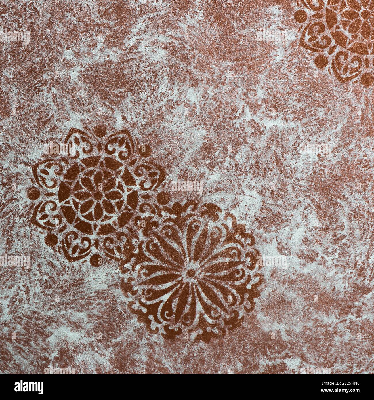 struttura in cemento da parete con motivi classici sulla superficie Foto Stock