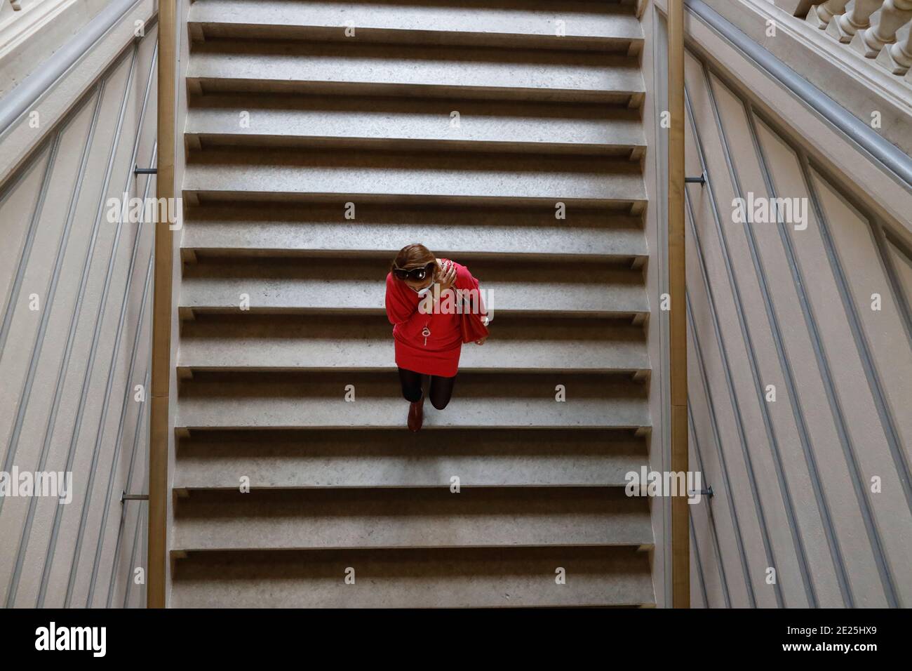 Museo Jenish. Donna che scende per le scale. Foto Stock