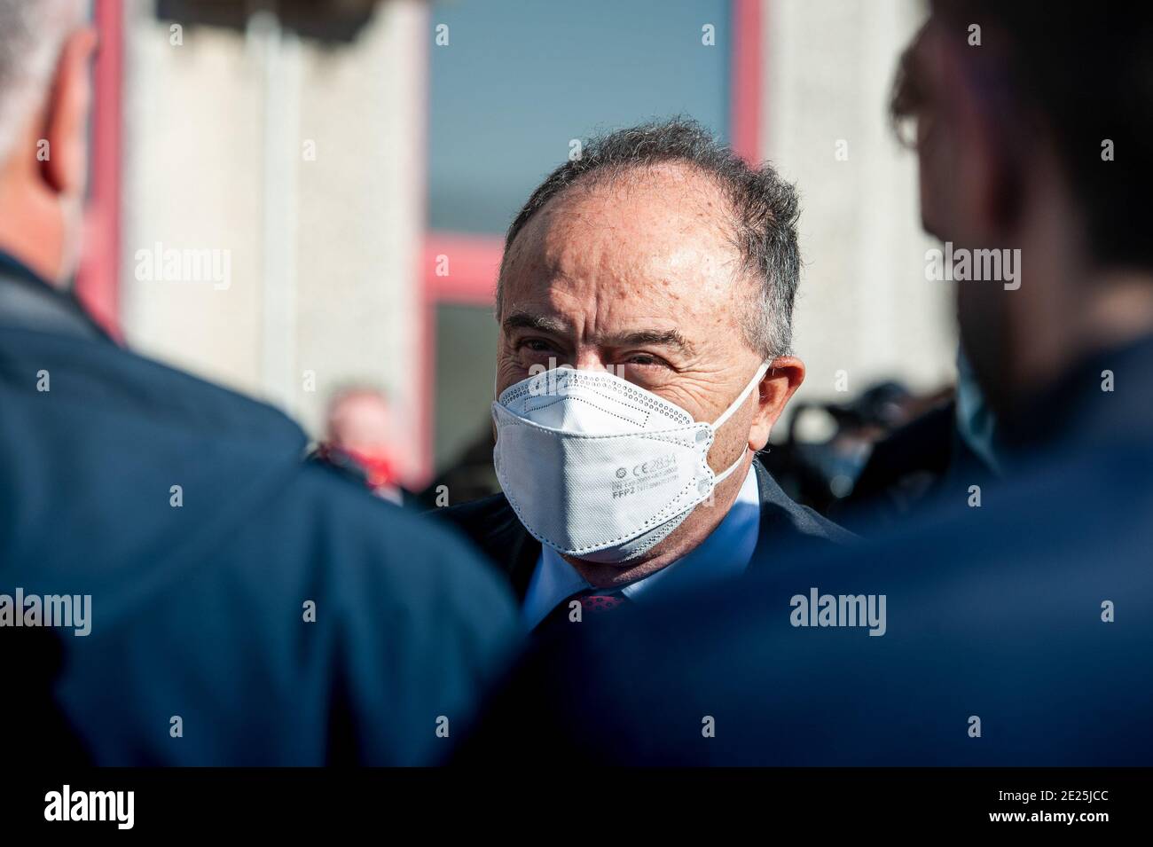 Lamezia Terme, Calabria, Italia. 15 Dic 2020. Il procuratore antifmafia Nicola Gratteri visto durante l'ispezione del sito.il Ministro della Giustizia italiano Alfonso Bonafede e il procuratore antimafia Nicola Gratteri, insieme al procuratore di Vibo Valentia, Camillo Falvo, E personalità di rilievo hanno effettuato un'ispezione del sito del nuovo locale bunker nell'area industriale (Area ex Sir) di Lamezia Terme. Il 13 gennaio 2021, la sala bunker, dotata di più di 600 spazi, ospiterà il maxi-trial Rascita-Scott, contro la mafia calabrese (''˜ndrangheta), contro più di 450 sospetti Foto Stock