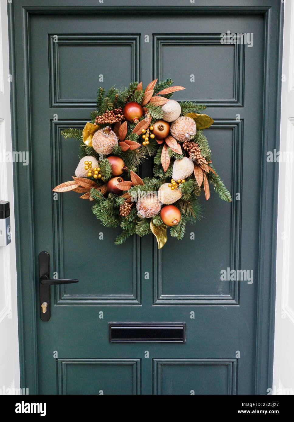 Corona di Natale su una porta verde, Regno Unito Foto Stock