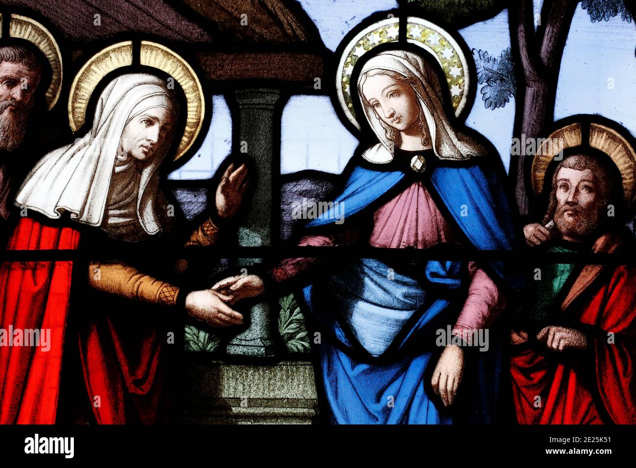 Cordeliers chiesa. Finestra in vetro colorato. La Visitazione della Beata Vergine Maria è la visita di Maria con Elisabetta, come documentato nel Vangelo di Foto Stock