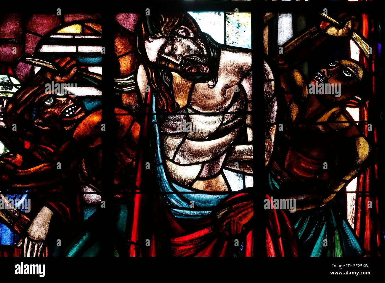 Cattedrale di Notre Dame di Losanna. Finestra in vetro colorato. La Flagellazione di Cristo. Svizzera. Foto Stock